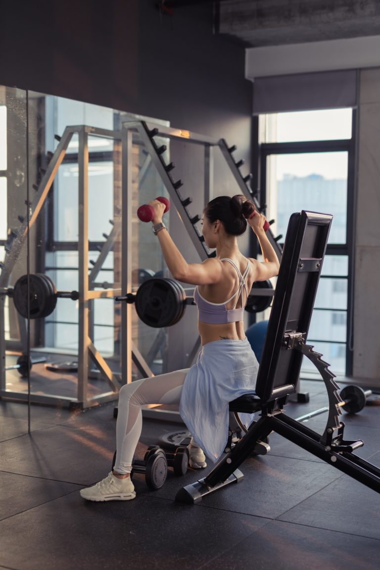 Foto de A dedicated female gym-goer focuses on her workout