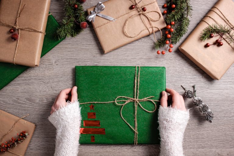 Are you a last-minute shopper? Here's 's holiday shipping guide. 